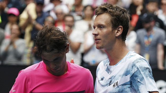 Tomáš Berdych utěšuje Rafaela Nadala po čtvrtfinále Australian Open.