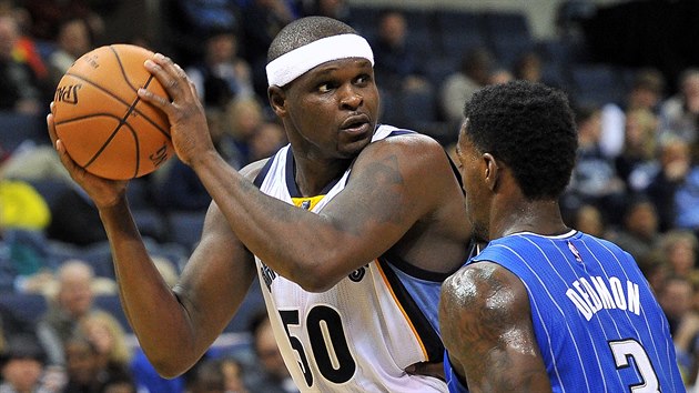 Zach Randolph z Memphisu m m pevn v rukch, brn ho Dewayne Dedmon z Orlanda.