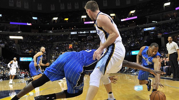 Po mi se natahuj hri Orlanda Dewayne Dedmon (vlevo) a Willie Green. Nad nimi stoj Beno Udrih z Memphisu.