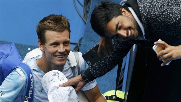 Ochotn a usmvav Tom Berdych po zpase s Rafaelem Nadalem.