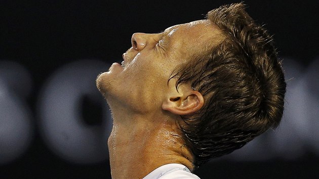 Tomáš Berdych po zkaženém úderu v semifinále Australian Open.