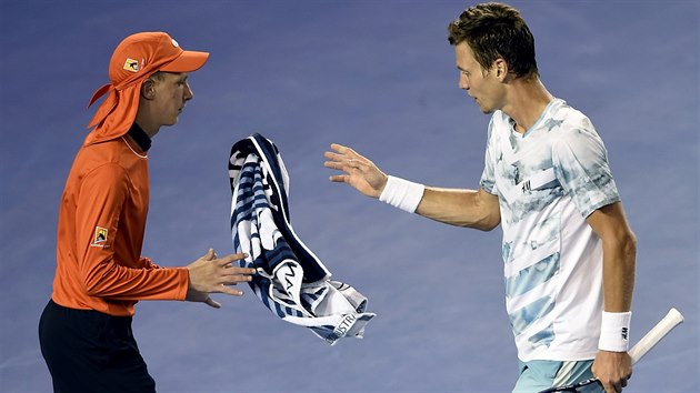 MAL LEVA. Tom Berdych vrac runk mladmu podavai.