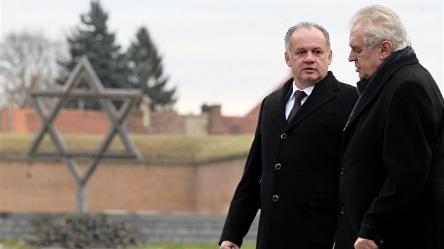 Prezidenti esk republiky a Slovenska poloili 26. ledna 2015 vnce na Nrodn hbitov v Terezn.