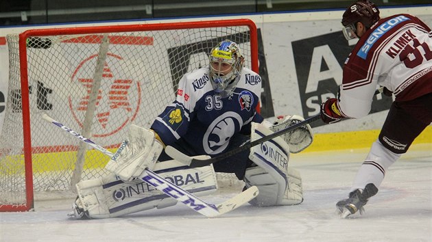 Sparansk hokejov tonk Luk Klimek nepromnil proti Plzni trestn stlen.