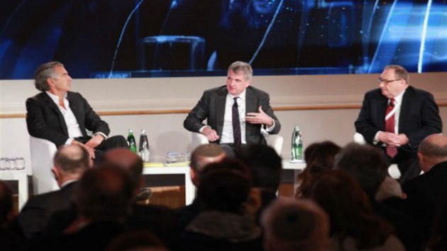 Na oficiální fotografii Evropského židovského kongresu z prvního panelu konference Let My People Live! chybí vlevo sedící Vladimir Jakunin (26.ledna 2014).