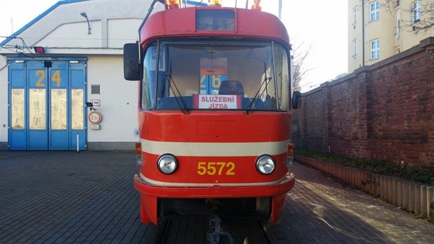 Do pražských ulic vyrazila speciální mazací tramvaj. Vstřikuje mazivo mezi koleje, tím se sníží jejich hlučnost. Dopravní podnik má zařízení zapůjčené po dobu jednoho roku.