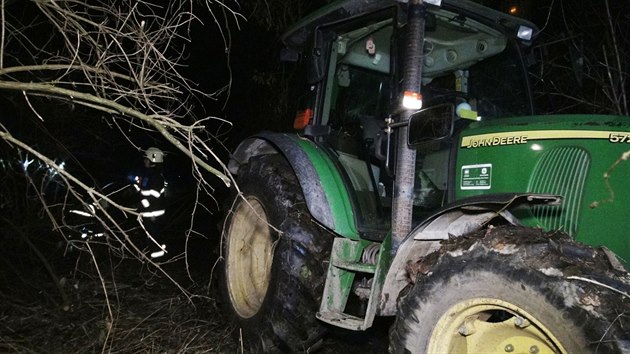 idi uvil navigaci, s dodvkou sjel v ernoicch mimo silnici a zapadl do blta. Vyprostit ho musel a traktor (25.1.2015)