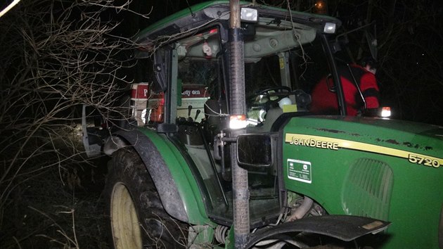 idi uvil navigaci, s dodvkou sjel v ernoicch mimo silnici a zapadl do blta. Vyprostit ho musel a traktor (25.1.2015)