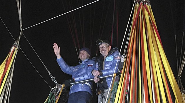 Piloti Troy Bradley a Leonid uchtajev  pi odletu balonu z Japonska. Sna se pekonat 34 let star rekord pro nejvt dosaenou vzdlenost, kter in 8381 kilometr.