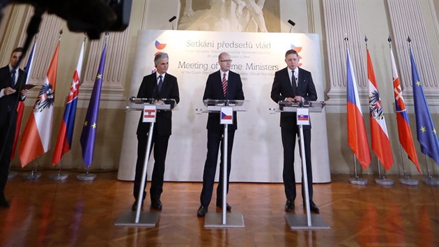 Ve Slavkov u Brna se seli pedsedov esk, rakousk a slovensk vldy. Zleva rakousk kancl Werner Faymann. esk premir Bohuslav Sobotka a slovensk premir Robert Fico.