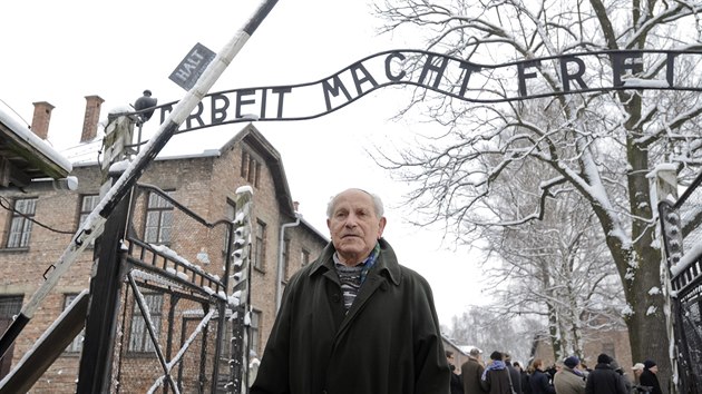 Přeživší si připomínají 70. výročí osvobození koncentračních táborů v Osvětimi. (26. ledna)