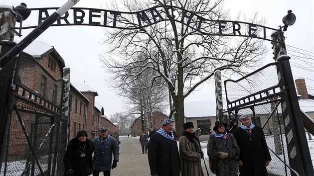 Přeživší zahájili úterní 70. výročí osvobození Osvětimi pokládáním věncům a zapalováním svíček u Zdi smrti v táboře Auschwitz I.  (27. ledna)