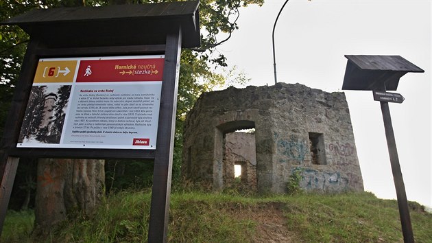 Druh rozhledna na acberku vyhoela v roce 1940 a zbylo z n jen kamenn torzo.