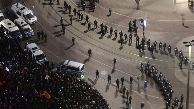 Policie oddluje dav odprc od demonstrant Legidy (21. ledna 2015).