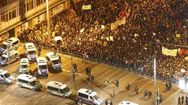 Policie odděluje dav odpůrců od demonstrantů Legidy (21. ledna 2015).
