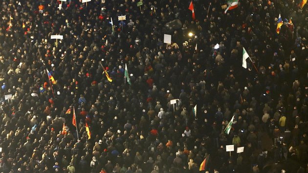 Členové hnutí Legida, kteří se shromáždili na Augustově náměstí v Lipsku (21. ledna 2015).