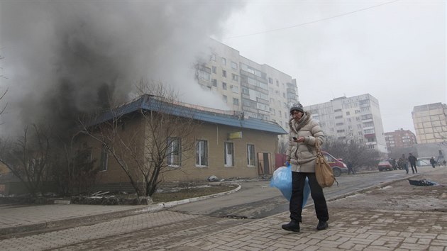 Na jihoukrajinsk msto Mariupol dopadlo vc ne sto raket. Zemelo nejmn 30 lid (24. ledna 2015).