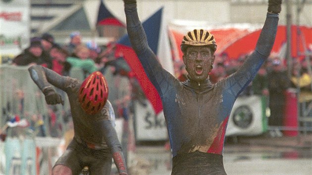A ZLATO JE PRY. Belgický cyklokrosa Erwin Vervecken ovládl mistrovství svta...