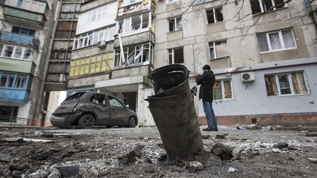 st rakety typu Grad na mst sobotnho toku na msto Mariupol, pi nm zemelo nejmn 30 civilist a dal destky lid byly zranny (25. ledna 2015)