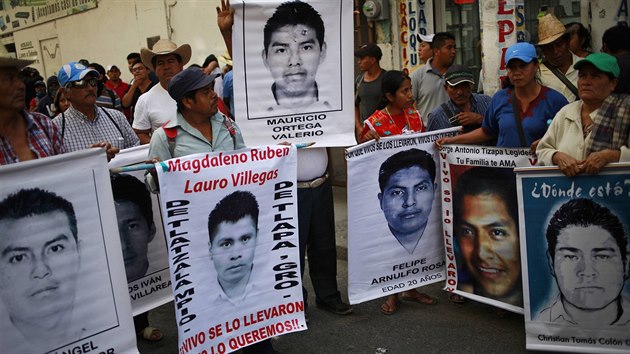 Pbuzn zmizelch student demonstruj s jejich portrty ped soudem v mst Chilpancingo v mexickm stt Guerrero (19. ledna 2015).