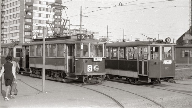 BUDJOVICK NMST. Vloen vlak linky slo 18 s oznaenm X kolem roku 1973 na dnes ji neexistujcm Budjovickm nmst. Toto msto je dnes zastavn domy.