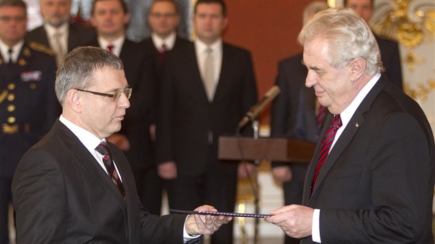 Ministr zahrani Lubomr Zaorlek a prezident Milo Zeman pi jmenovn vldy premira Bohuslava Sobotky. (29. ledna 2014)