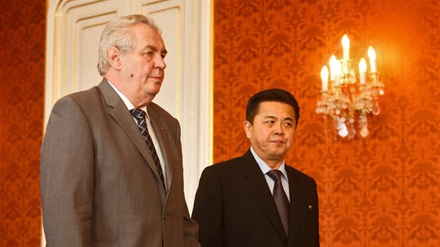 Prezident republiky Miloš Zeman přijal na Hradě nového mimořádného a zplnomocněného velvyslance KLDR Kim Pchjong-ila. (29. ledna 2015)
