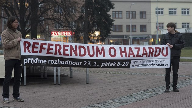 Zástupci Komunitní křižovatky informovali obyvatele Zlína o referendu i den před jeho konáním (22. ledna 2015).