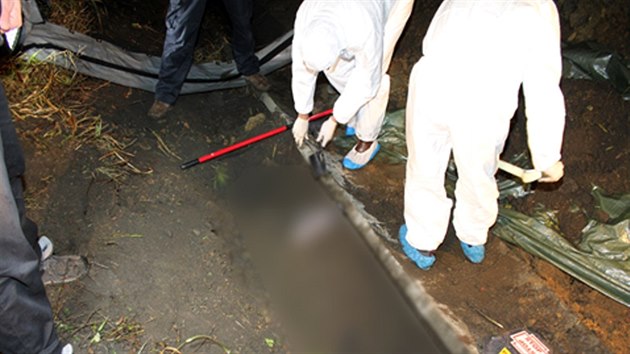 Policist pi vykopvn tla ubodanho mue v Ostrav-Koblov.