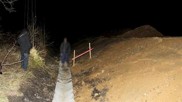 Dvojice mu tlo zakopala pmo u protipovodov hrze v Ostrav-Koblov.