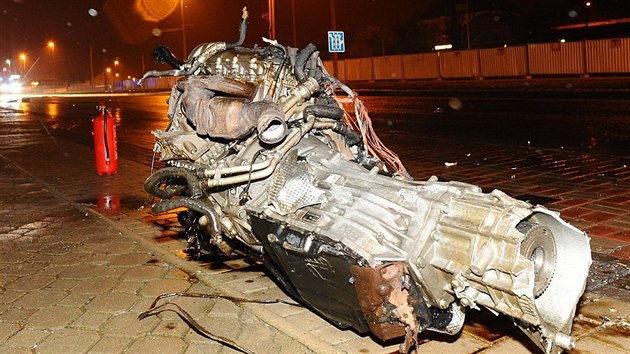 Motor havarovanho vozu Porsche Cayenne, kter po nehod vyletl z vozu. idi nepeil. (22. 1. 2015)