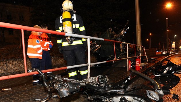 Zchrani na mst rann tragick nehody. idi  vozu Porsche Cayenne nezvldl jzdu po Evropsk ulici a nepeil. (22. 1. 2015)