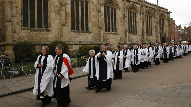 Duchovn spchaj ke katedrle sv. Petra v Yorku, kde byla vysvcena prvn biskupka angliknsk crkve Libby Laneov (26. ledna 2015).