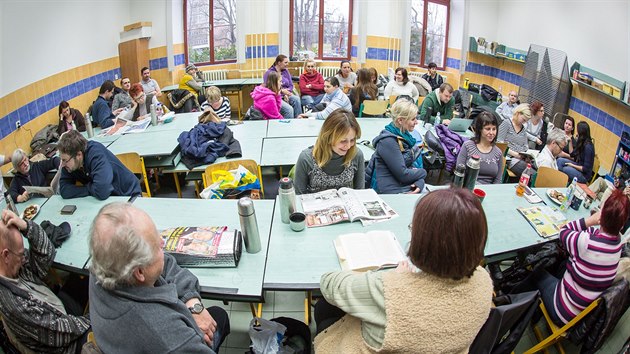 Zpisy do prvnch td na Zkladn kole Dukelsk v eskch Budjovicch doprovzel ve tvrtek  velk zjem rodi. Mnoho jich ekalo od osmi hodin pedelho veera.