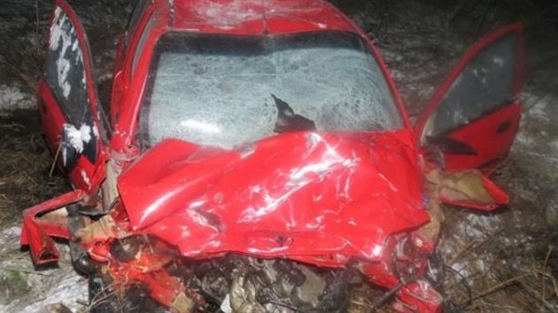 Tak dopadl osobní vůz Daewoo, do něhož vrazila řidička VW Bora, která přejela v zatáčce do protisměru. Nehoda se stala v neděli večer u Jarošova nad Nežárkou.