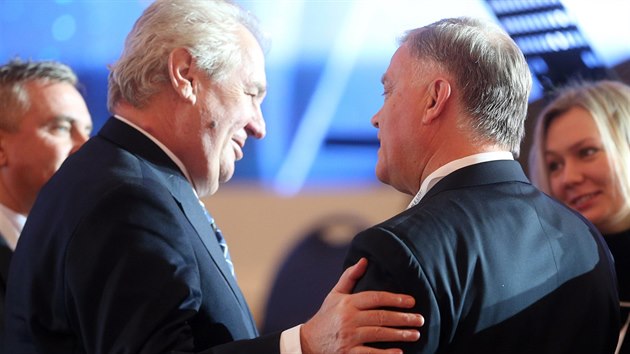 Prezident Miloš Zeman se přátelsky zdravím s ruským byznysmenem Vladimirem Jakuninem, šéfem Ruských železnic, který je na sankčním seznamu Spojených států