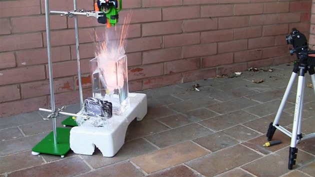 V�buch sod�ku ve vod�, jak jej zn�te z hodin chemie.