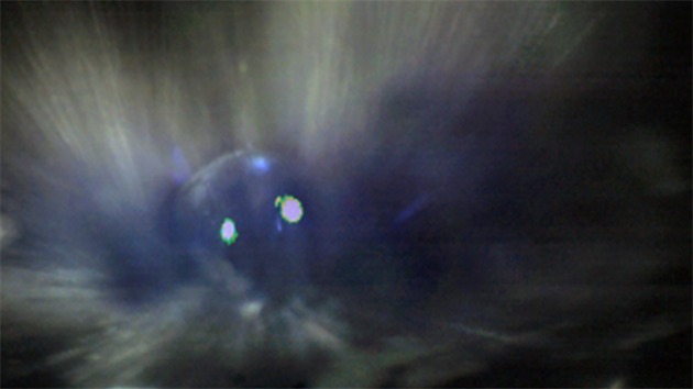 Sn�mky z ultrarychl� kamery zachycuj�c� prim�rn� f�zi v�buchu kapky slitiny sod�ku a drasl�ku ve vod�. Pohled shora zachycuje kapku kovu p�i dotyku s vodn� hladinou, ze kter� se uvol�uj� elektrony (modr� barva).