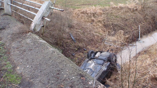 Auto skonilo v potoce mezi obcemi Lzn Blohrad a Chote na Jinsku. (19. 1. 2015)