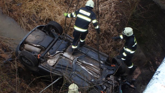 Auto skonilo v potoce mezi obcemi Lzn Blohrad a Chote na Jinsku. (19. 1. 2015)
