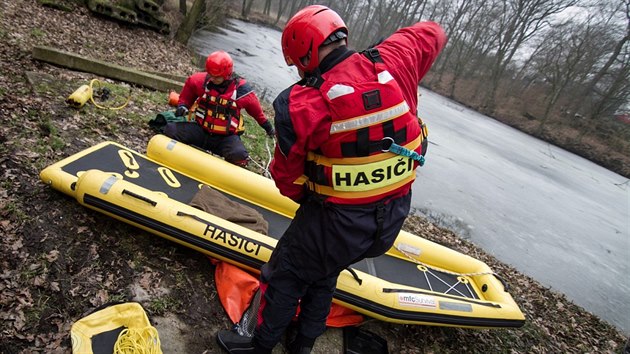 Hasii z Blovce obleen do specilnch kombinz zachrnili v Olbramicch zlatho retrvra, kter uvzl na tenkm led uprosted rybnka.