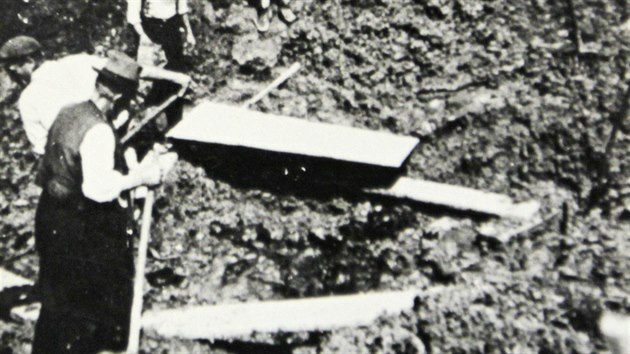 V ervenci 1945 byla vechna tla vyzvednuta a pevezena na suchdolsk hbitov.