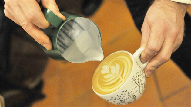 Kávoví mistři Gwilym Davies a Petra Veselá v třebíčské kavárně ukazovali, jak se správně připravuje skvělá káva.