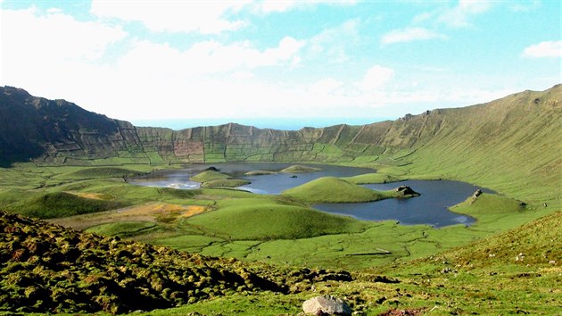 V�t��ho po�tu turist� by se v roce 2015 mohly do�kat portugalsk� Azorsk� ostrovy, i d�ky nov� otev�ran� n�zkon�kladov� lince z Lisabonu. Sn�mek je z ostrova Corvo.