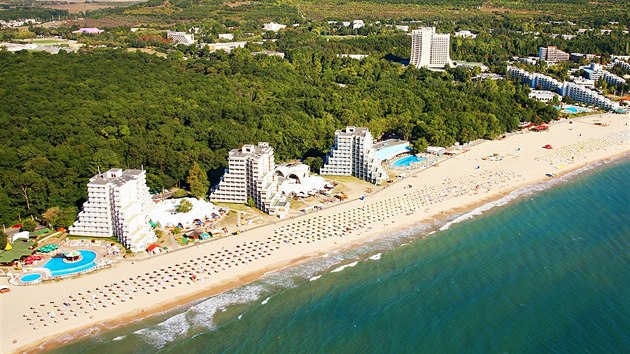 Evropsk� realita: v�t�ina obyvatel star�ho kontinentu zase str�v� dovolenou na n�kter� z pl�� u St�edozemn�ho, p��padn� �ern�ho mo�e. Sn�mek je z Albeny � bulharsk� letoviska mohou letos v�ce ne� jindy bodovat p�ijateln�mi cenami.