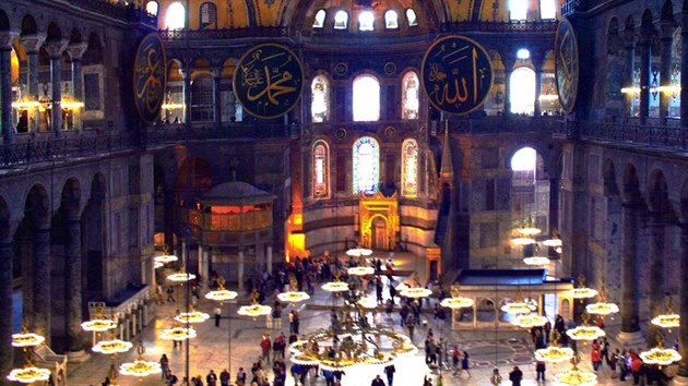 P�dorys nezap�e ran� k�es�anskou baziliku, n�pisy zase prozrazuj�, �e istanbulsk� Hagia Sofia slou�ila po stalet� jako me�ita. Te� je ze stavby muzeum.