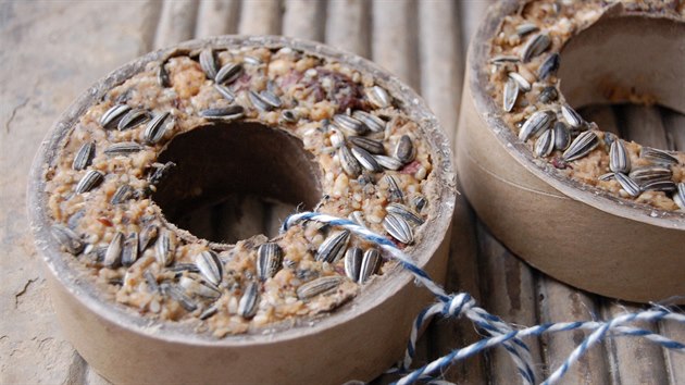 Vneky k zaven na strom maj zklad v paprovch tubusech rznho prmru. Vpl "k sern" tvo sms kvalitnho rostlinnho tuku, semen a nasekanch oech. 