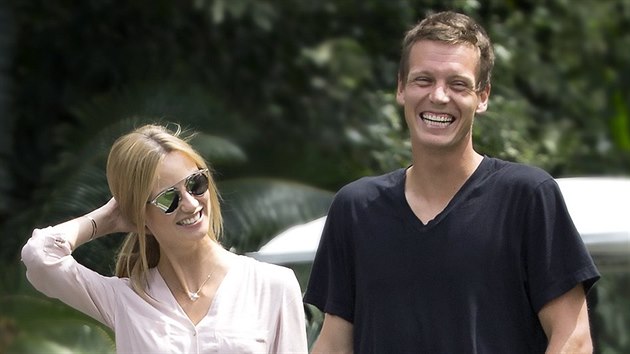 Tom Berdych s Ester Storovou pot, co oznmili svoje zasnouben.