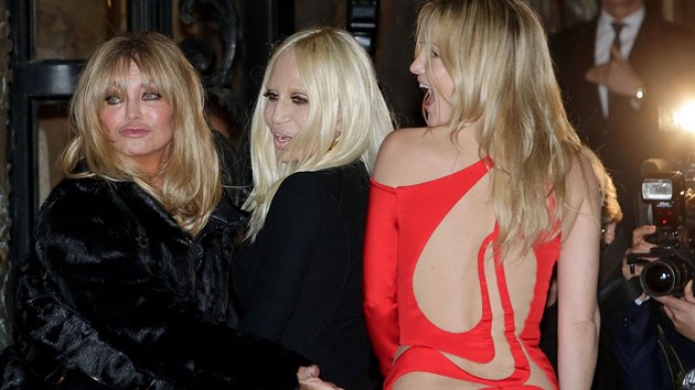Goldie Hawnov, Donatella Versace a Kate Hudsonov