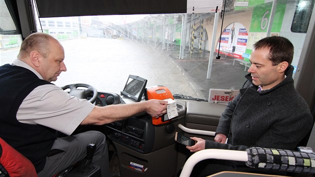 idi autobusu spolenosti Arriva tiskne tenku za jzdn, kter f esk Visy Marcel Gajdo zaplatil bezkontaktn chytrm telefonem.